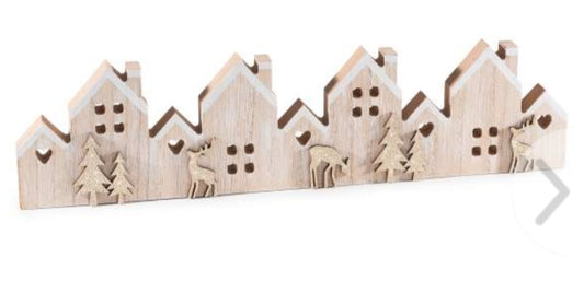 Decorazione villaggio di casette in legno con pini e renne